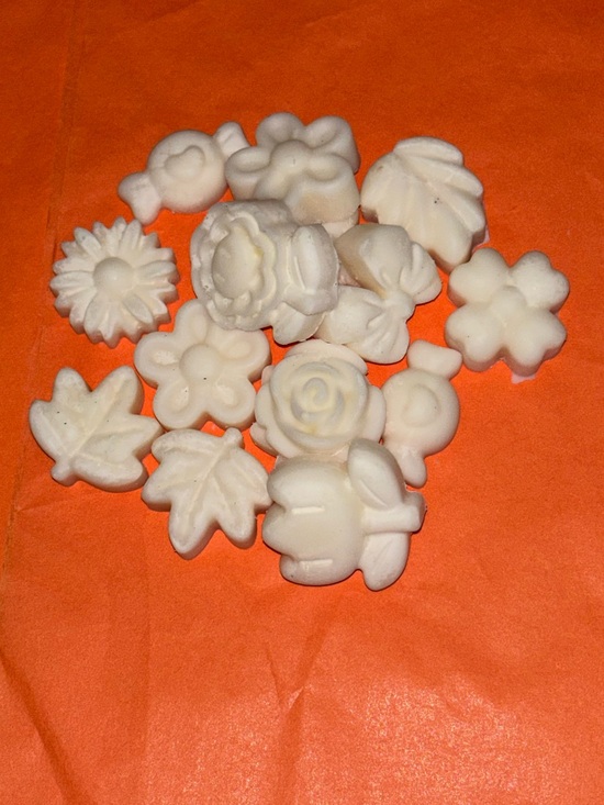 Ho Made Other - Star Gazer Lily Scented White Floral Wax Melts - Decorative Flower Shapes